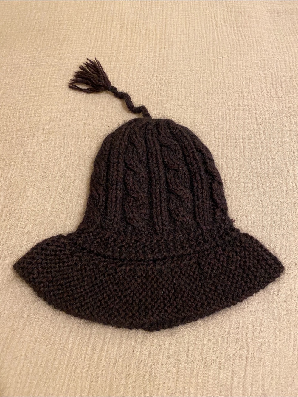 LUCY BARLOW Knit Cable Bucket Hat with Tassel .